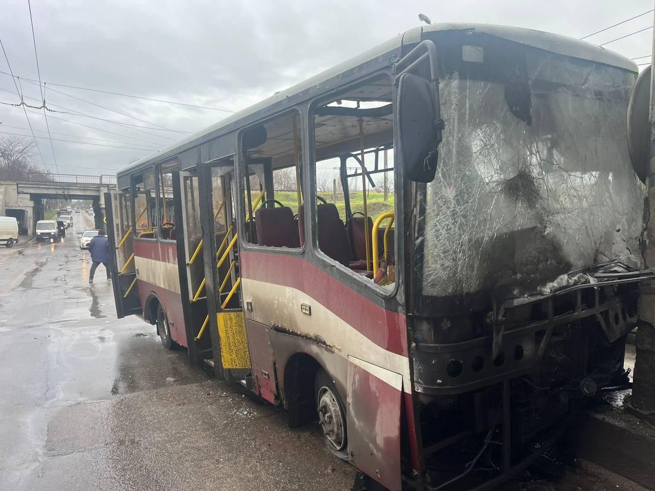Окупанти обстріляли маршрутку в Херсоні, загинув водій, є поранені (ФОТО)