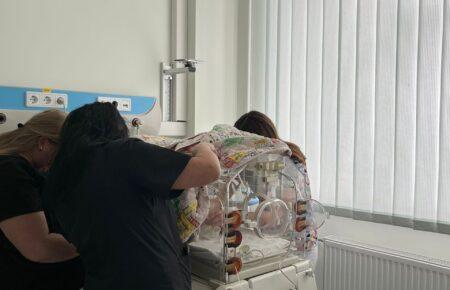 В одному з під’їздів у Тернополі знайшли новонароджену дівчинку з переохолодженням: лікарі розповіли про її стан