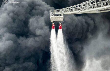 У Бродах на Львівщині після атаки російського дрона загорілись нафтопродукти