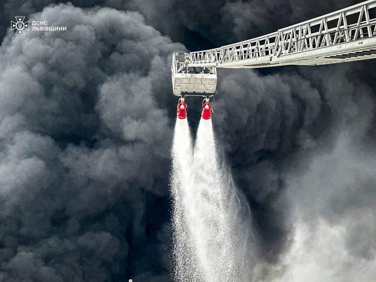 У Бродах на Львівщині після атаки російського дрона загорілись нафтопродукти