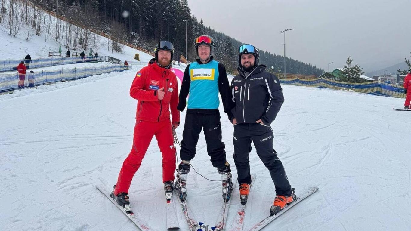 Вперше в Україні ветеран з ампутаціями чотирьох кінцівок став на лижі (ФОТО, ВІДЕО)