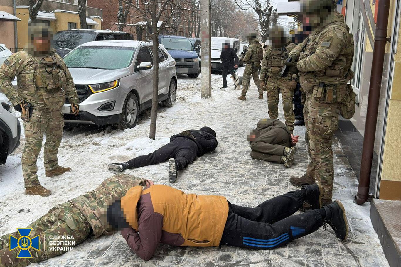У Вінниці викрили групу, яка за гроші відбивала чоловіків від мобілізації