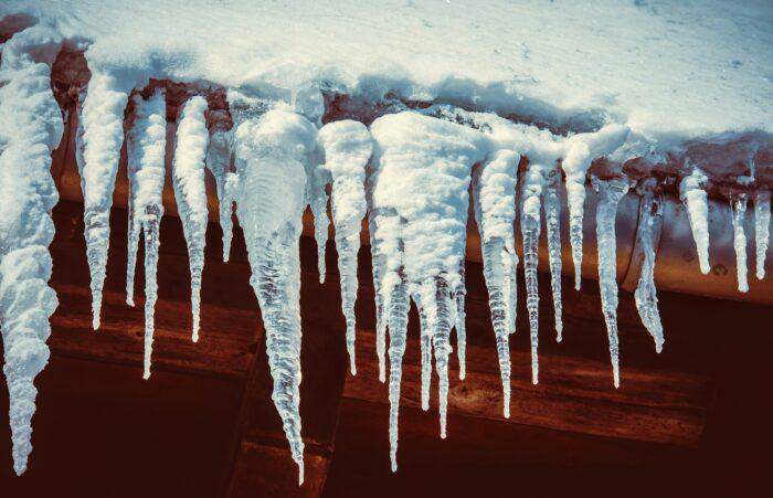 Що робити, якщо на авто впала бурулька чи обвалився сніг: поради юристки