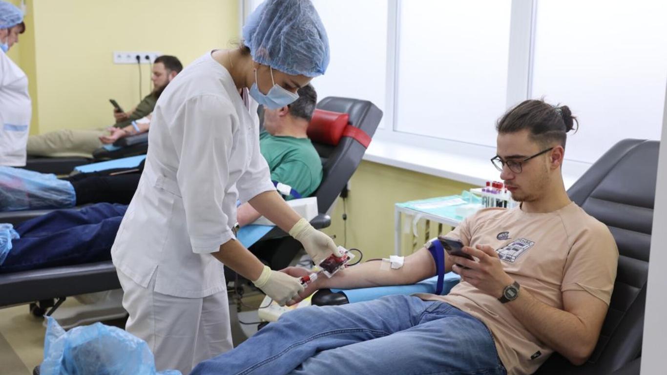 Військові й далі мають проблеми з надходженням крові: які причини