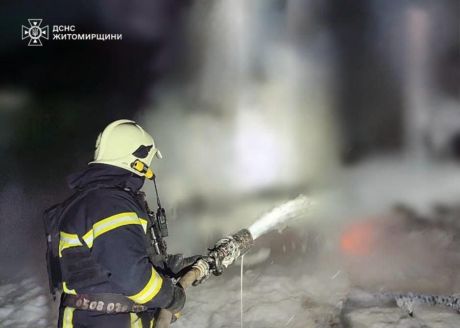Окупанти обстріляли Житомирщину: пожежа на об’єкті критичної інфраструктури