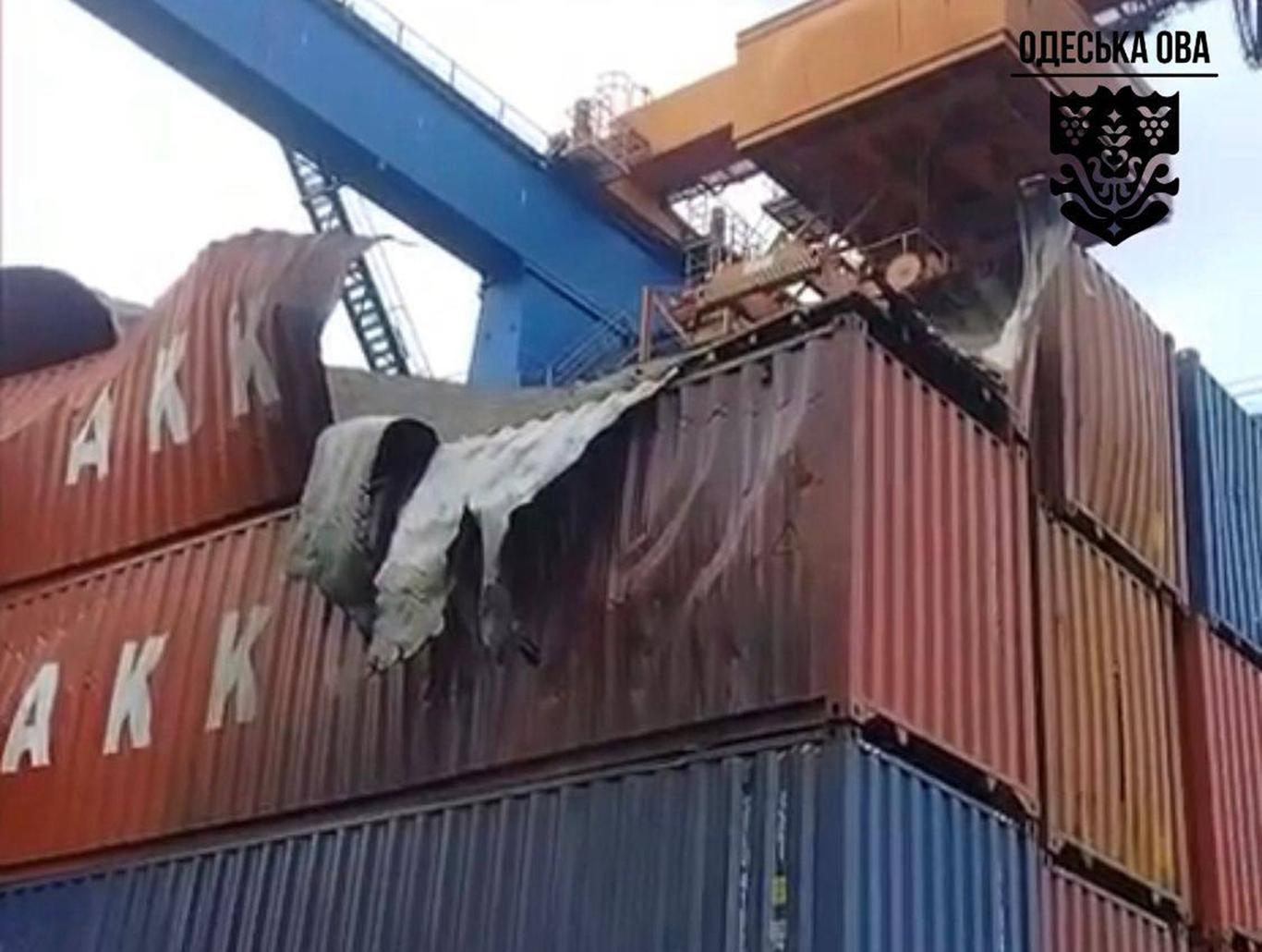 Росіяни атакували портову інфраструктуру на Одещині, загинула людина (ФОТО)