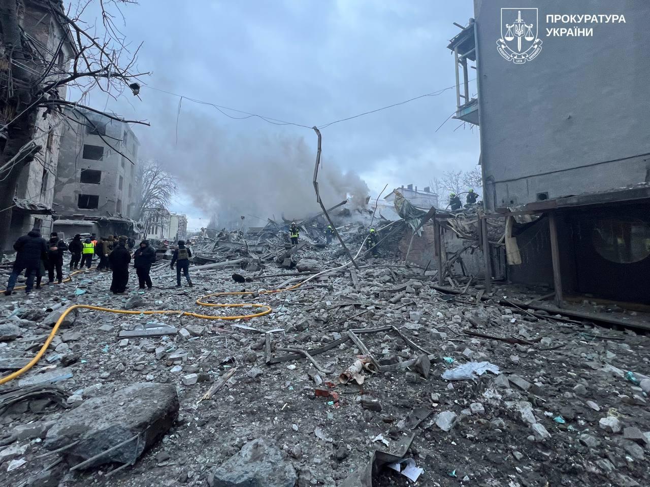 Від п’ятиповерхівки не залишилось нічого, лише купа цегли і вирва, — журналістка про удар по центру Харкова