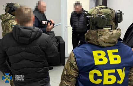 Командувача логістики ПС і чиновника СБУ затримали за корупцію на укриттях для літаків