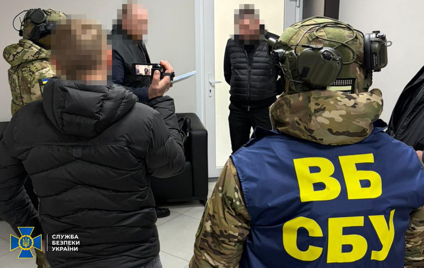 Командувача логістики ПС і чиновника СБУ затримали за корупцію на укриттях для літаків