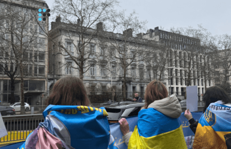 У Брюсселі родини українських військових вийшли до посольства Росії з портретами полонених і зниклих безвісти