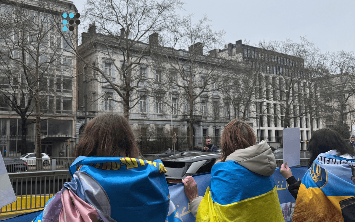 У Брюсселі родини українських військових вийшли до посольства Росії з портретами полонених і зниклих безвісти