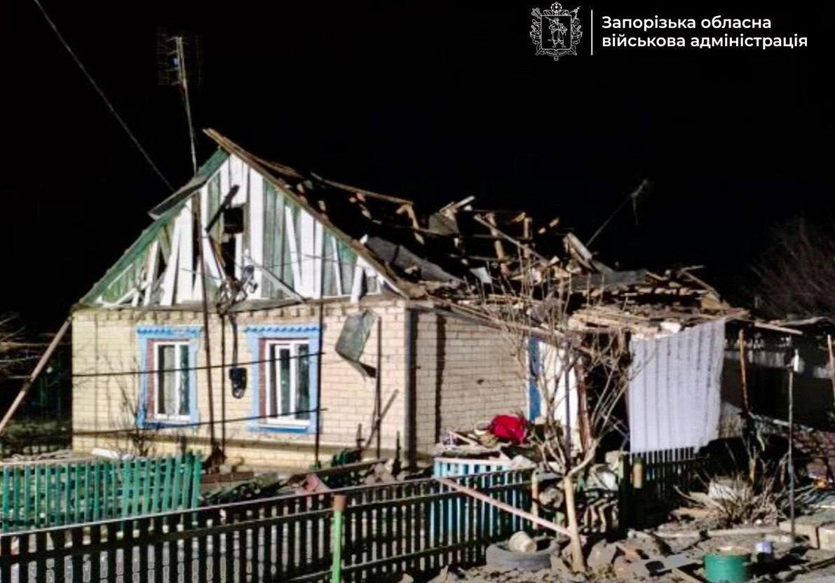 Унаслідок ворожого обстрілу Запорізького району поранені 4 людей, серед них — дитина