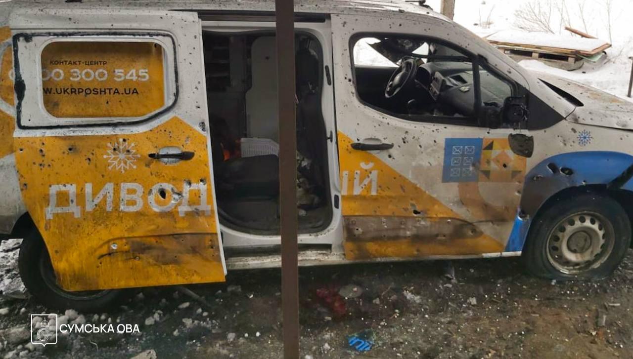 На Сумщині росіяни атакували автомобіль «Укрпошти»: є постраждалі