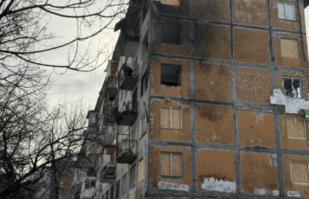 Як у Києві волонтери допомагають долати наслідки чергового обстрілу (фоторепортаж)