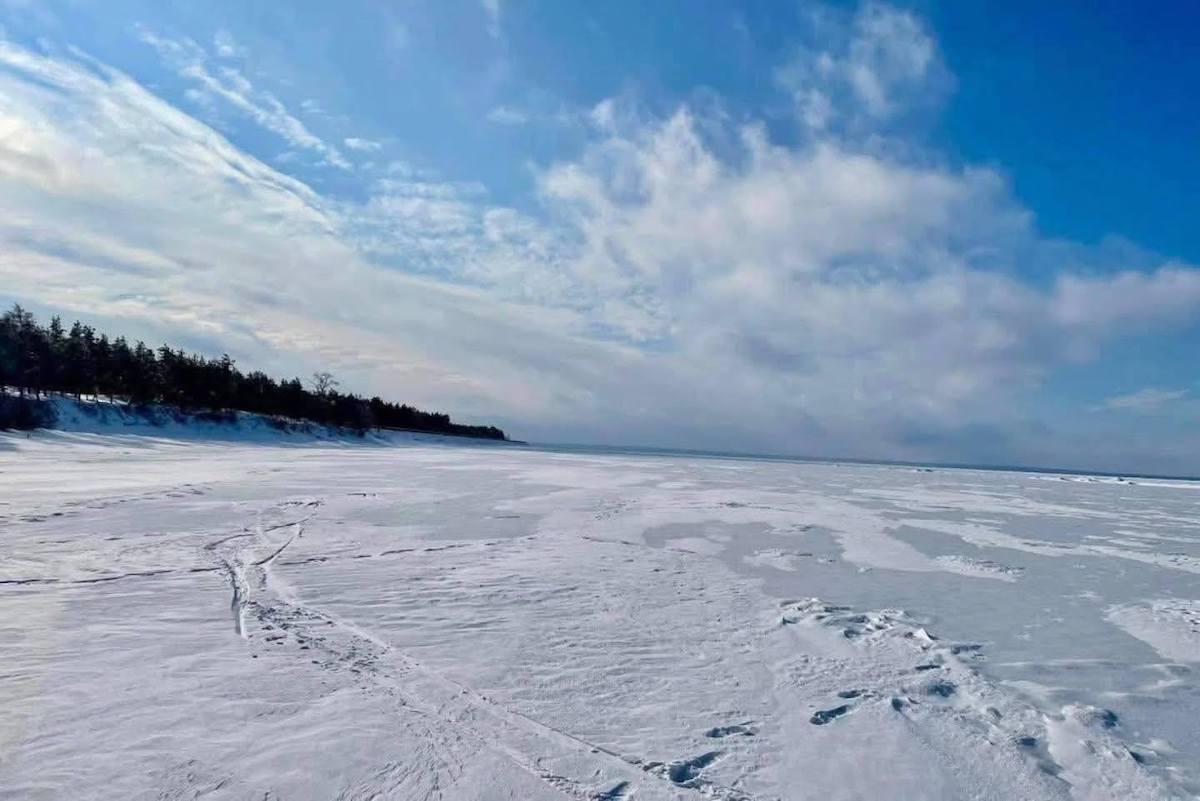 На Київському водосховищі під літ провалився автомобіль з двома чоловіками: один загинув, іншого шукають другу добу