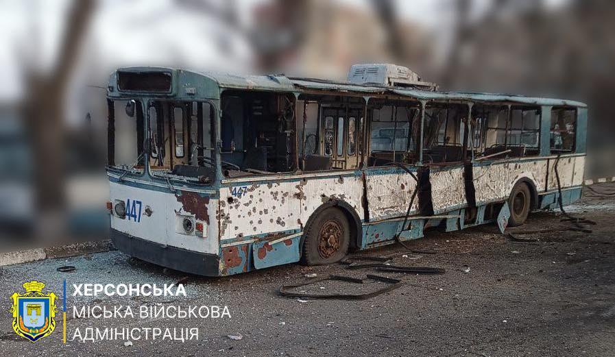 Росіяни обстріляли комунальне підприємство у Херсоні, пошкоджені тролейбуси