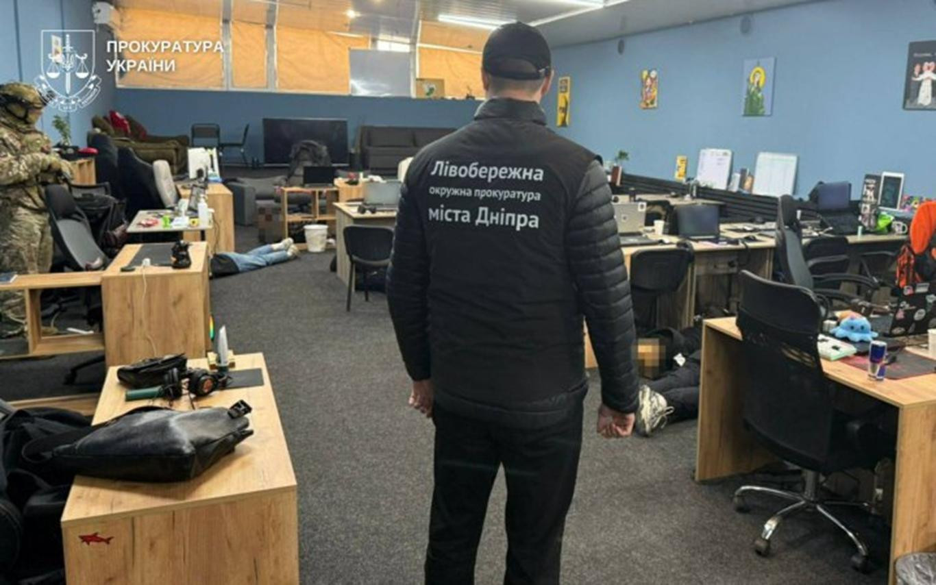 Масштаби вразили досвідчених правоохоронців: шахрайські кол-центри з 1500 працівниками викрили на Дніпропетровщині