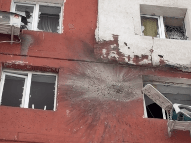 Росіяни зранку вдарили дроном по будинку в Сумах