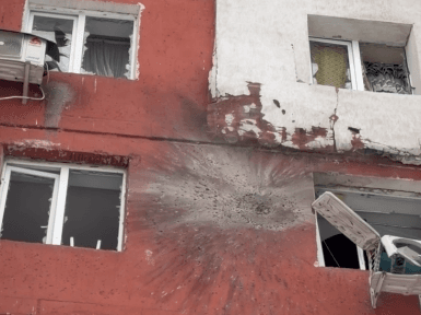 Росіяни зранку вдарили дроном по будинку в Сумах