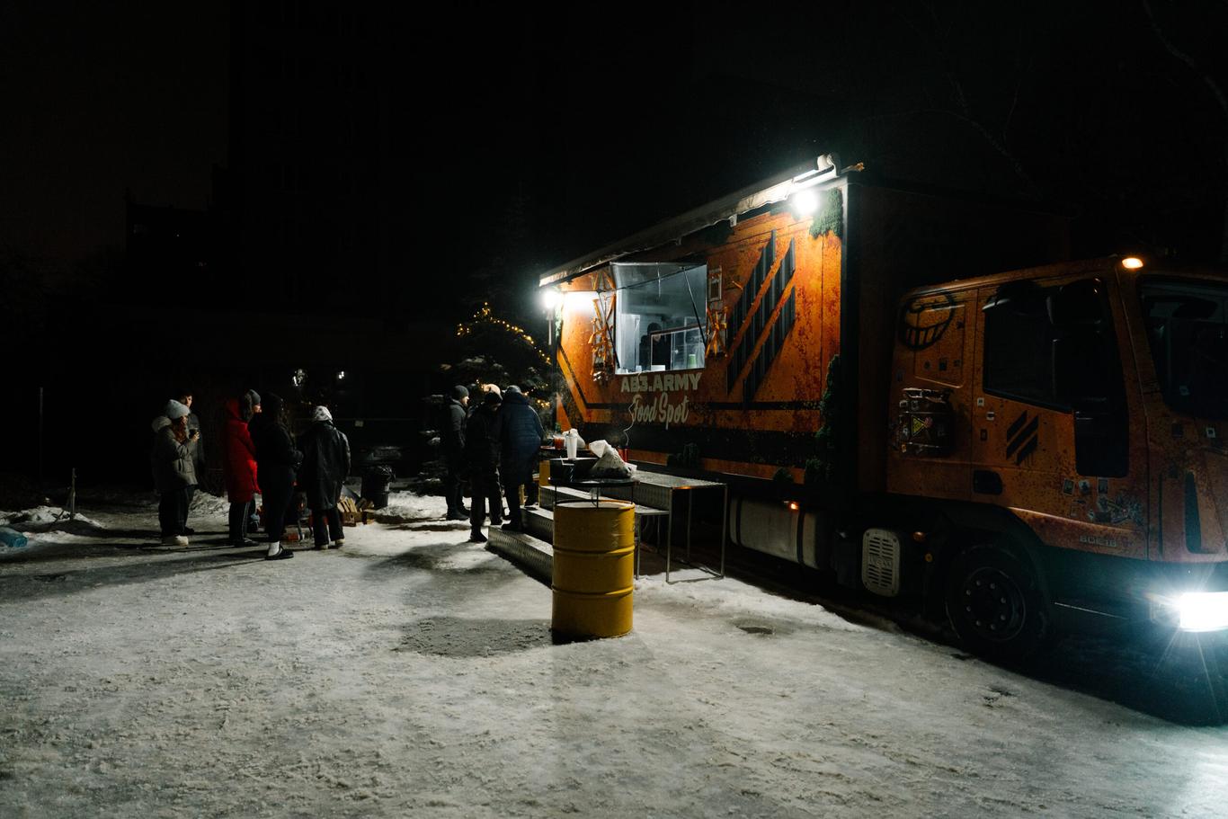 Пункти обігріву у Києві: як містянам допомагають ветерани Третього армійського корпусу