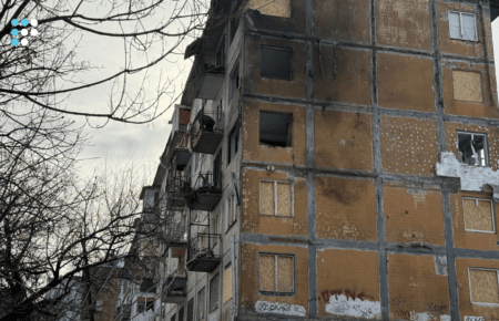 Як у Києві волонтери допомагають долати наслідки чергового обстрілу (фоторепортаж)