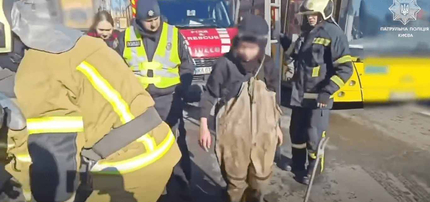 У Києві патрульні і ДСНС провели рятувальну операцію: діставали дітей з каналізації (ВІДЕО)