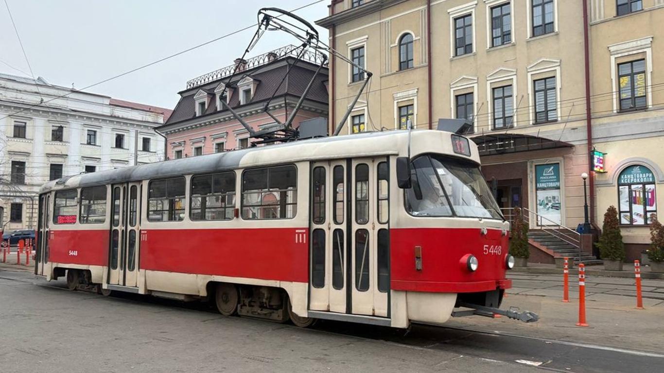 На правому березі Києва відновлюють рух електротранспорту: через обстріли він не їздив півтора місяця