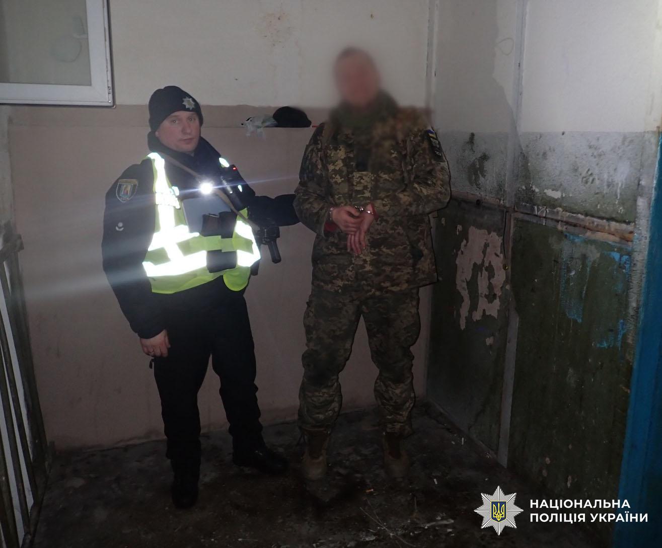 Військовий у СЗЧ поранив ножем двох перехожих у Києві