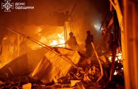 В Одесі внаслідок обстрілу пошкоджена енергетика, пожежі на ринку та супермаркеті