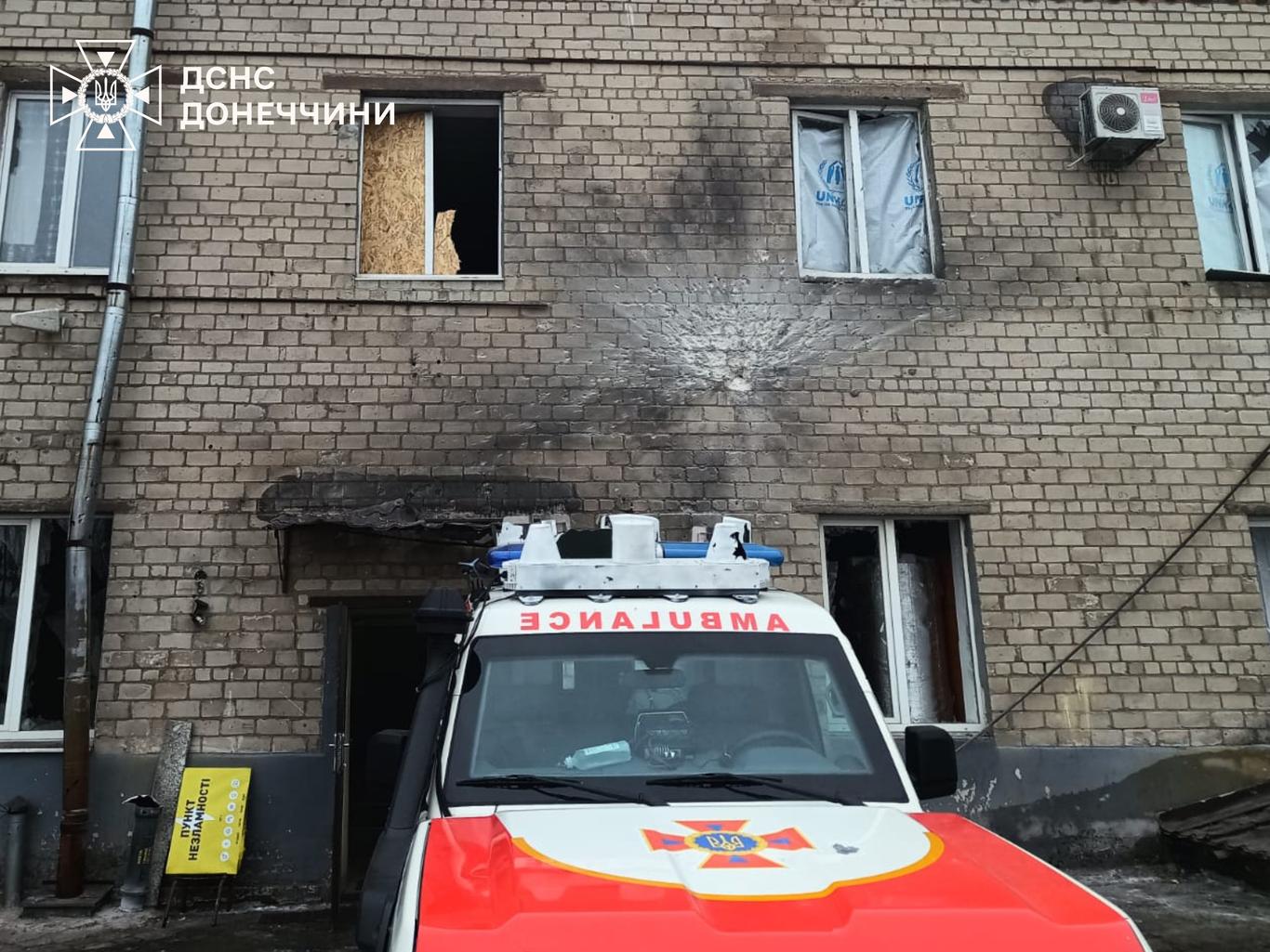 Росіяни вдарили по пожежно-рятувальній частині Краматорська (ФОТО)