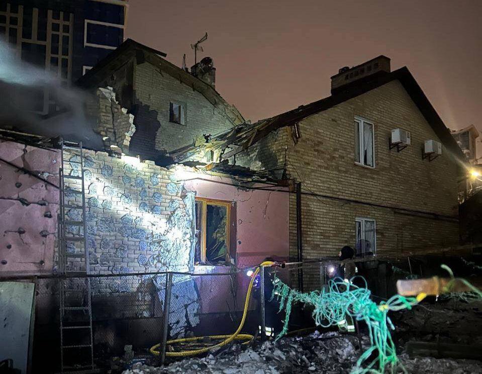 Нічна атака на Київ: пошкодження та пожежі у кількох районах