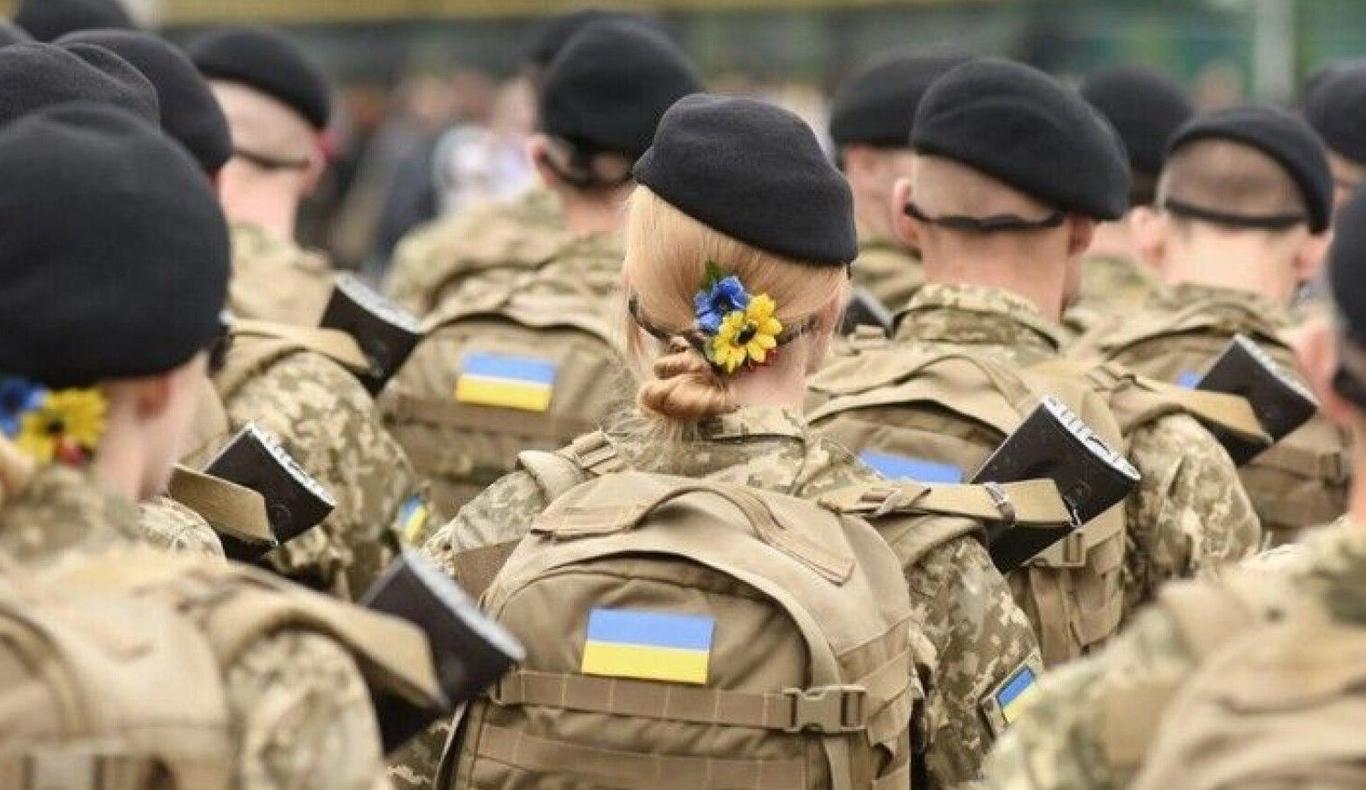 Невидимий фронт та експертний «скляний дах»: чи висвітлюють медіа Луганщини реальну роль жінки на війні