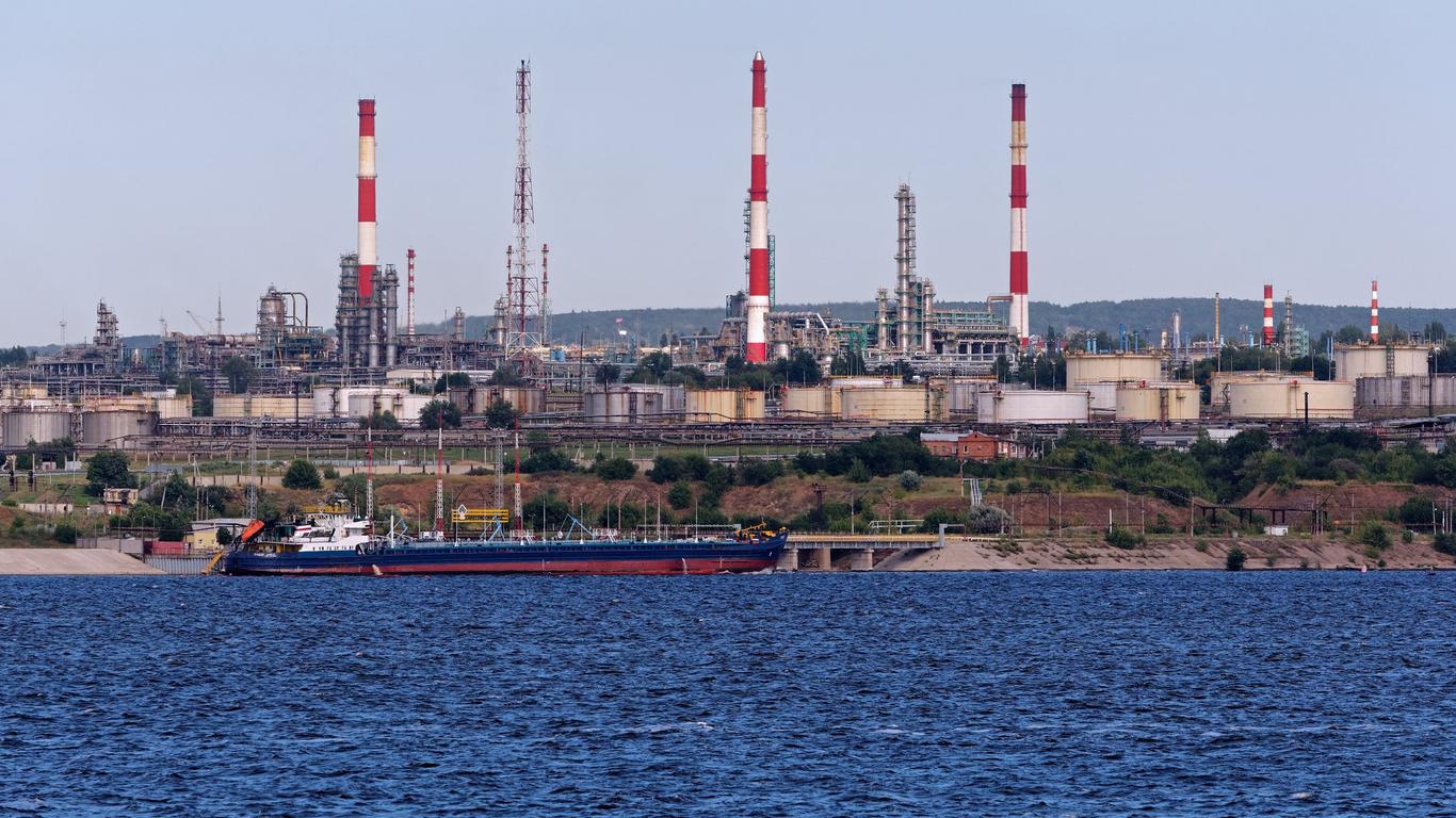 Українські війська атакували Саратовський НПЗ у Росії