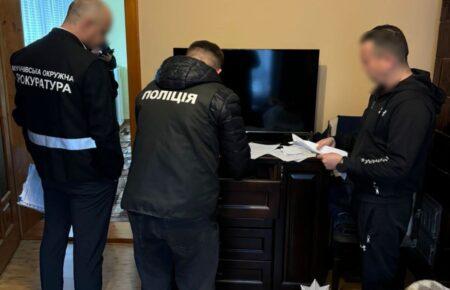 Поліція проводить 70 обшуків у низці медзакладів