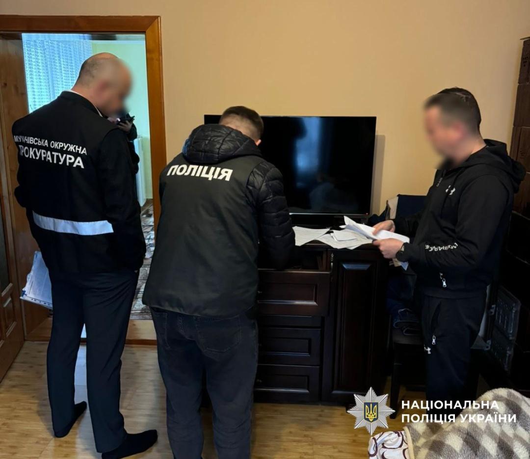 Поліція проводить 70 обшуків у низці медзакладів