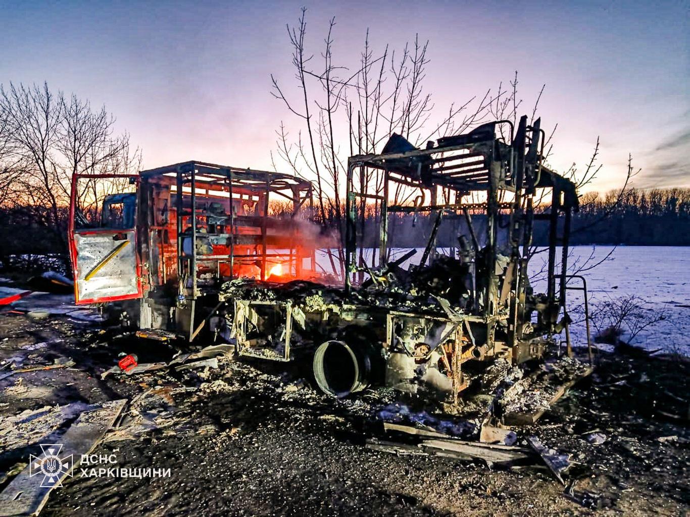 Окупанти вдарили по рятувальниках ДСНС на Харківщині: пожежна машина знищена повністю