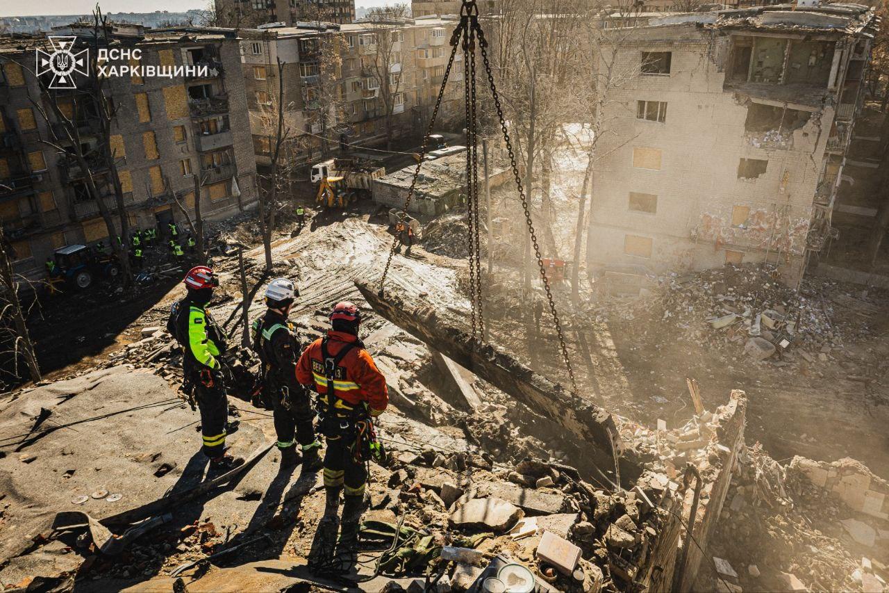 У Харкові тривають пошуково-рятувальні роботи на місці російського удару в ніч на 7 березня