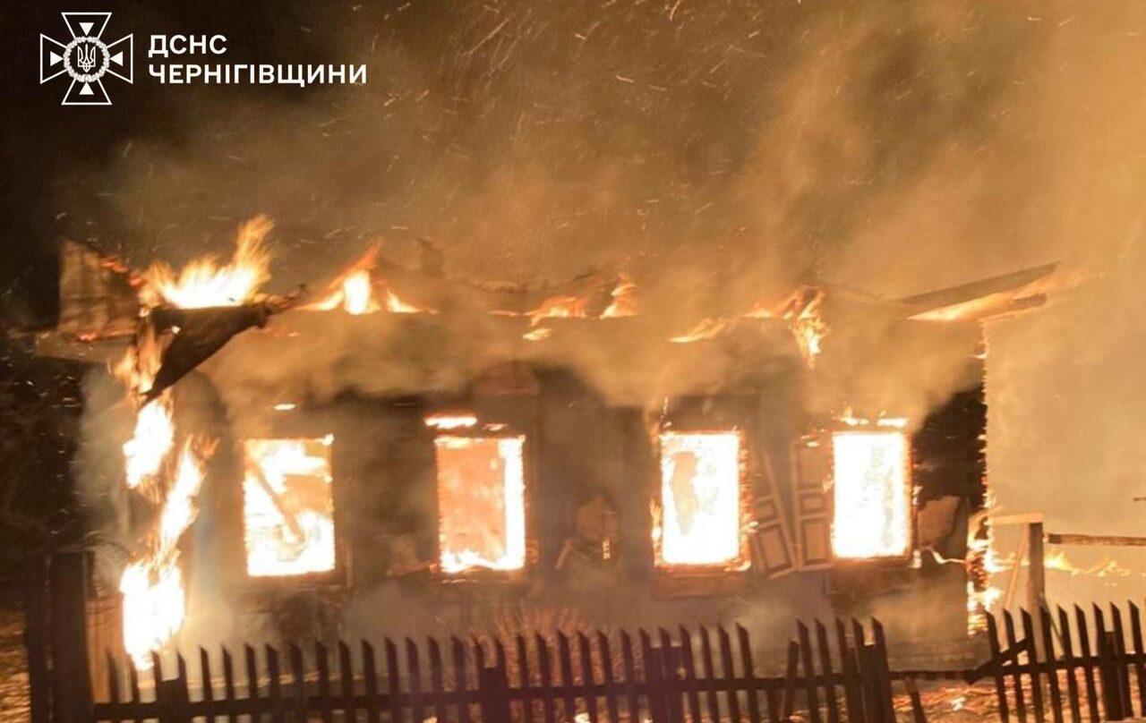 На Чернігівщині 2 жінок постраждали через влучання БпЛА у житлові будинки — ДСНС