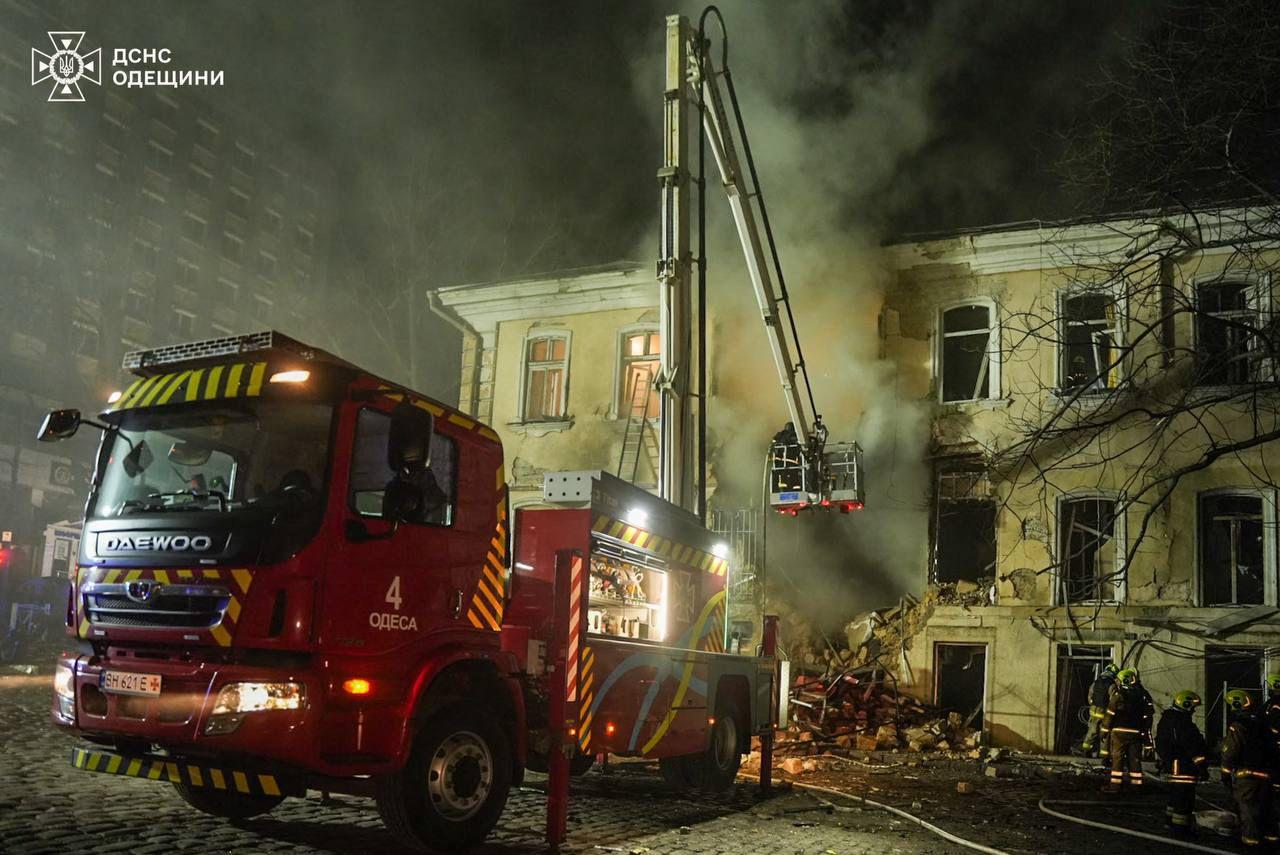 Окупанти атакували житлові квартали Одеси: є постраждалі