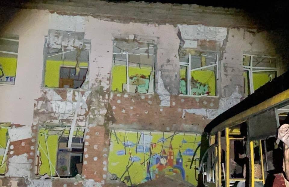 Росіяни дронами зруйнували ліцей та знищили шкільні автобуси на Чернігівщині (ФОТО)