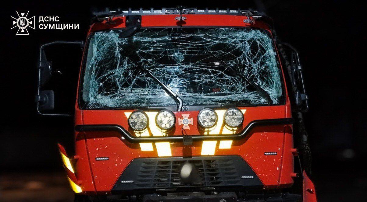 У Сумах окупанти атакували рятувальників: пошкоджений пожежний автомобіль