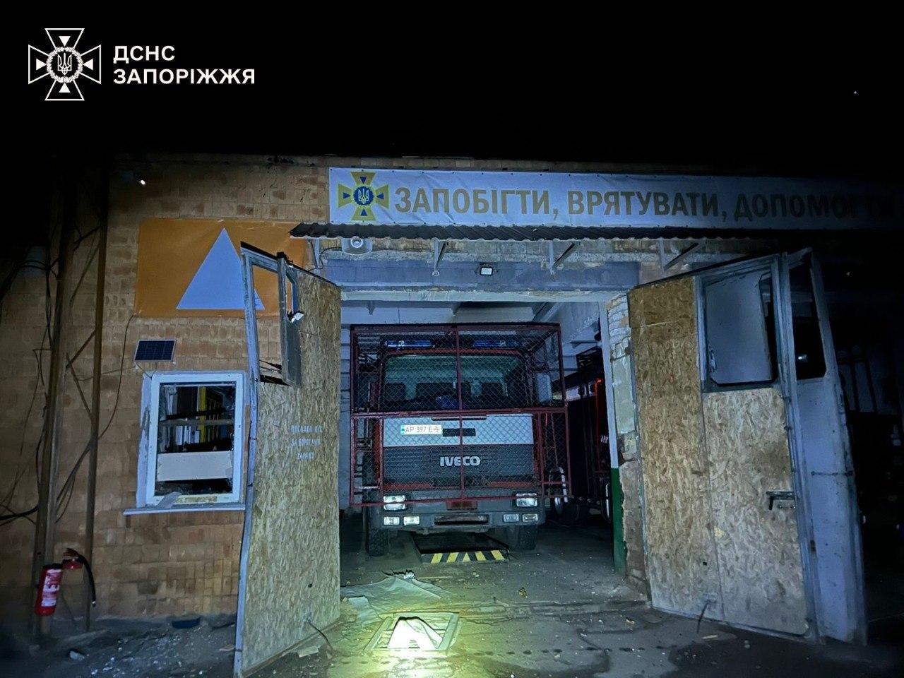 РФ обстріляла пожежнo-рятувальний підрозділ у Запоріжжі (ФОТО)