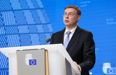 «Це допоможе Росії у війні» — єврокомісар прокоментував ідею Трампа зняти нафтові санкції