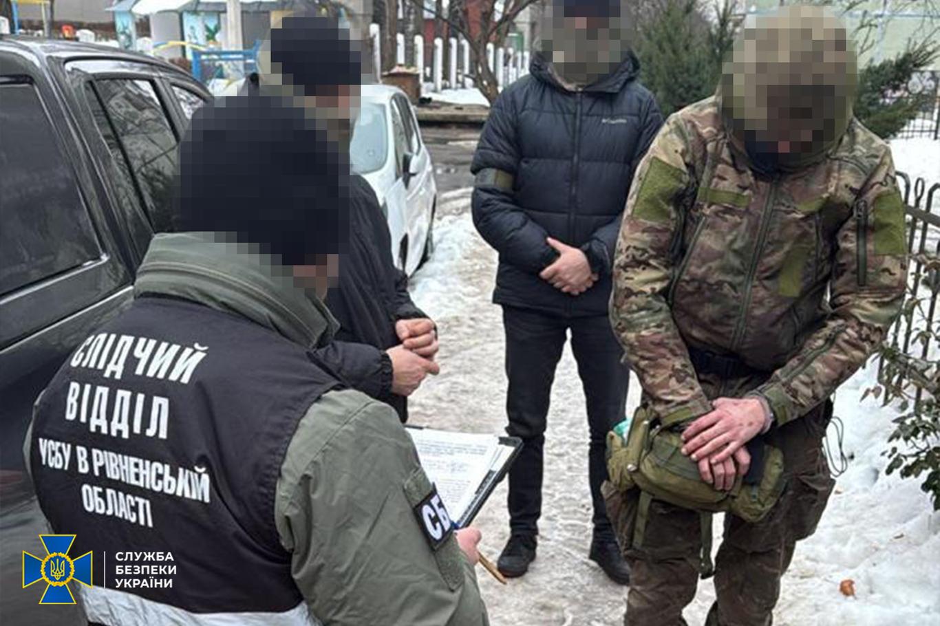 У Рівному чоловік заклав вибухівку в каструлю й залишив її біля кав’ярні