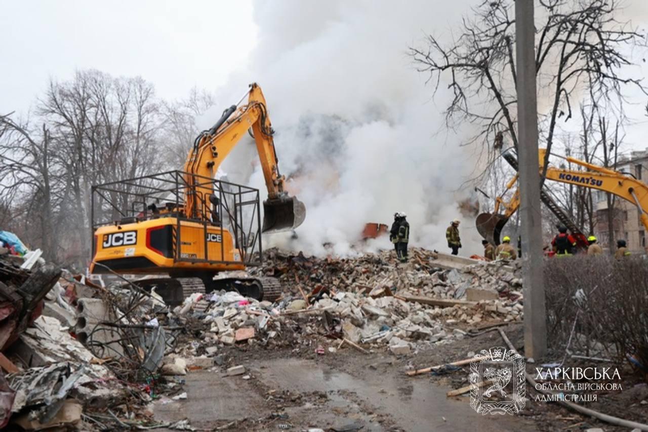 Четверо людей досі вважаються зниклими після удару по будинку в Харкові, розбір завалів там завершили