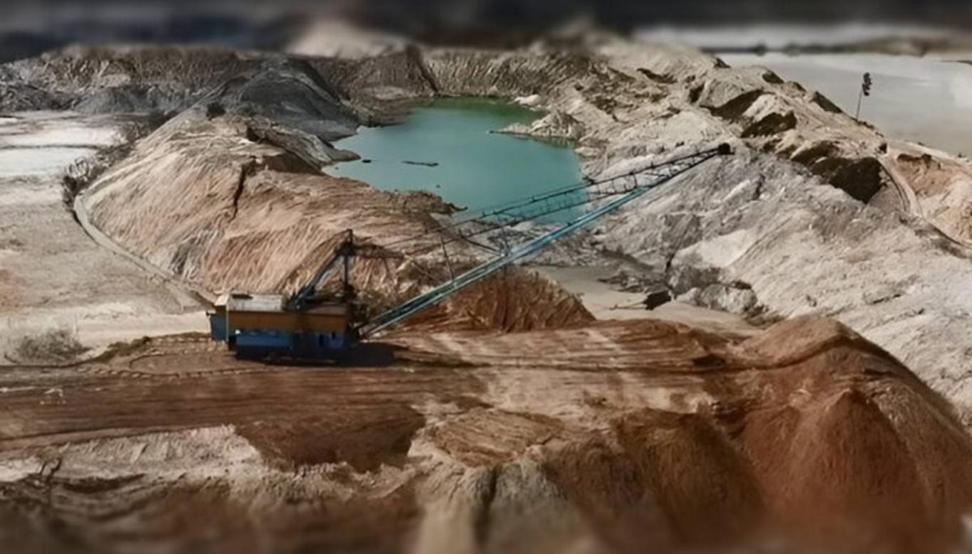 Родовища титанових руд, якими користувався Фірташ, повернулись під державний контроль