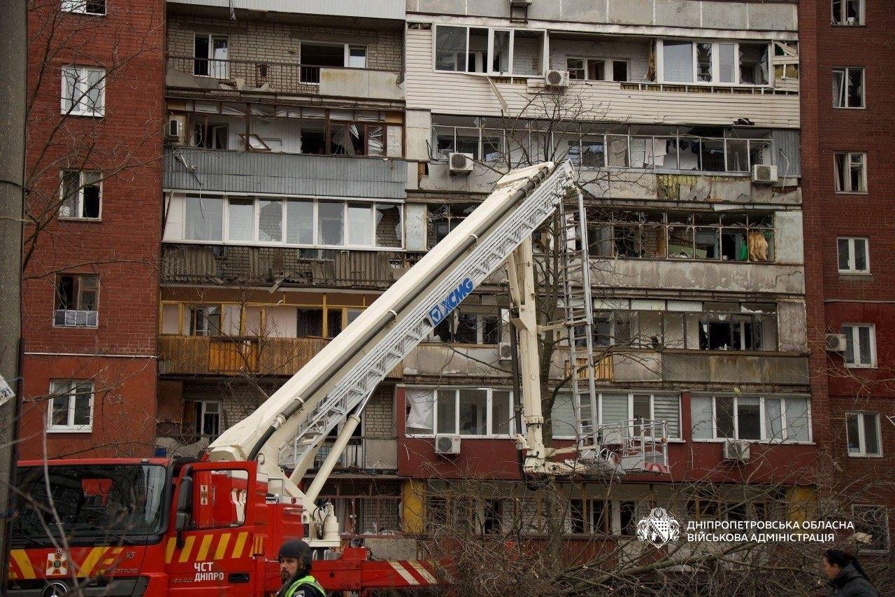 У Дніпрі після російської атаки загорілась багатоповерхівка, є поранені (ФОТО, ВІДЕО)