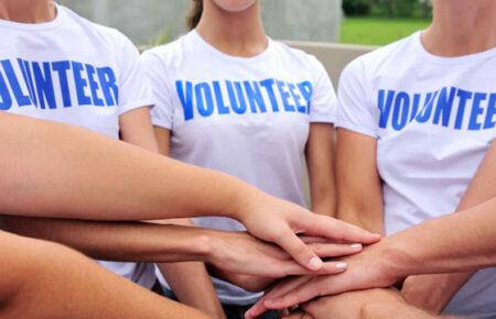 «Наша спроможність єднатися заради мети завжди бісила росіян»: як дискредитують українських волонтерів