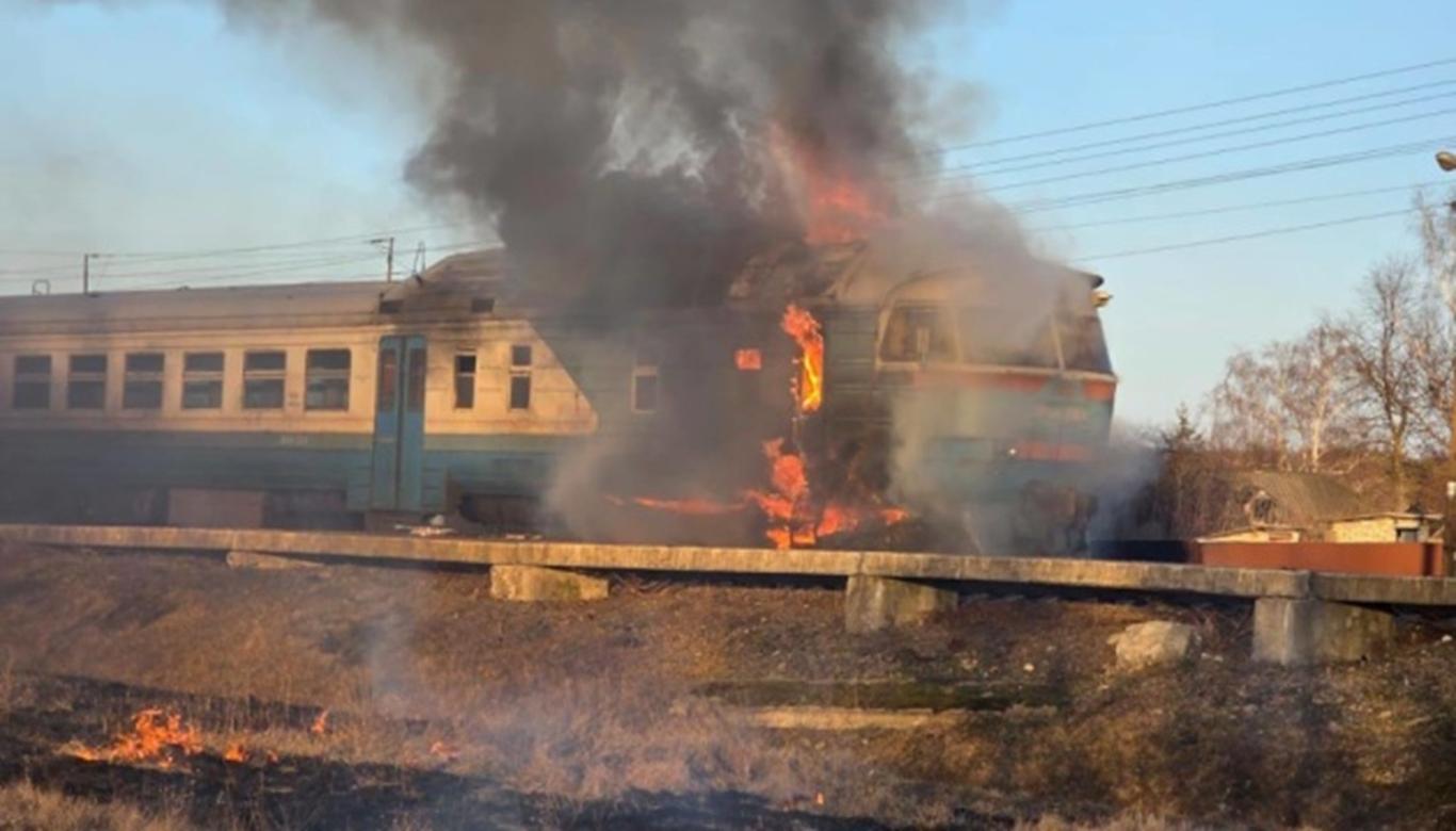 Окупанти атакували приміський поїзд біля Сум
