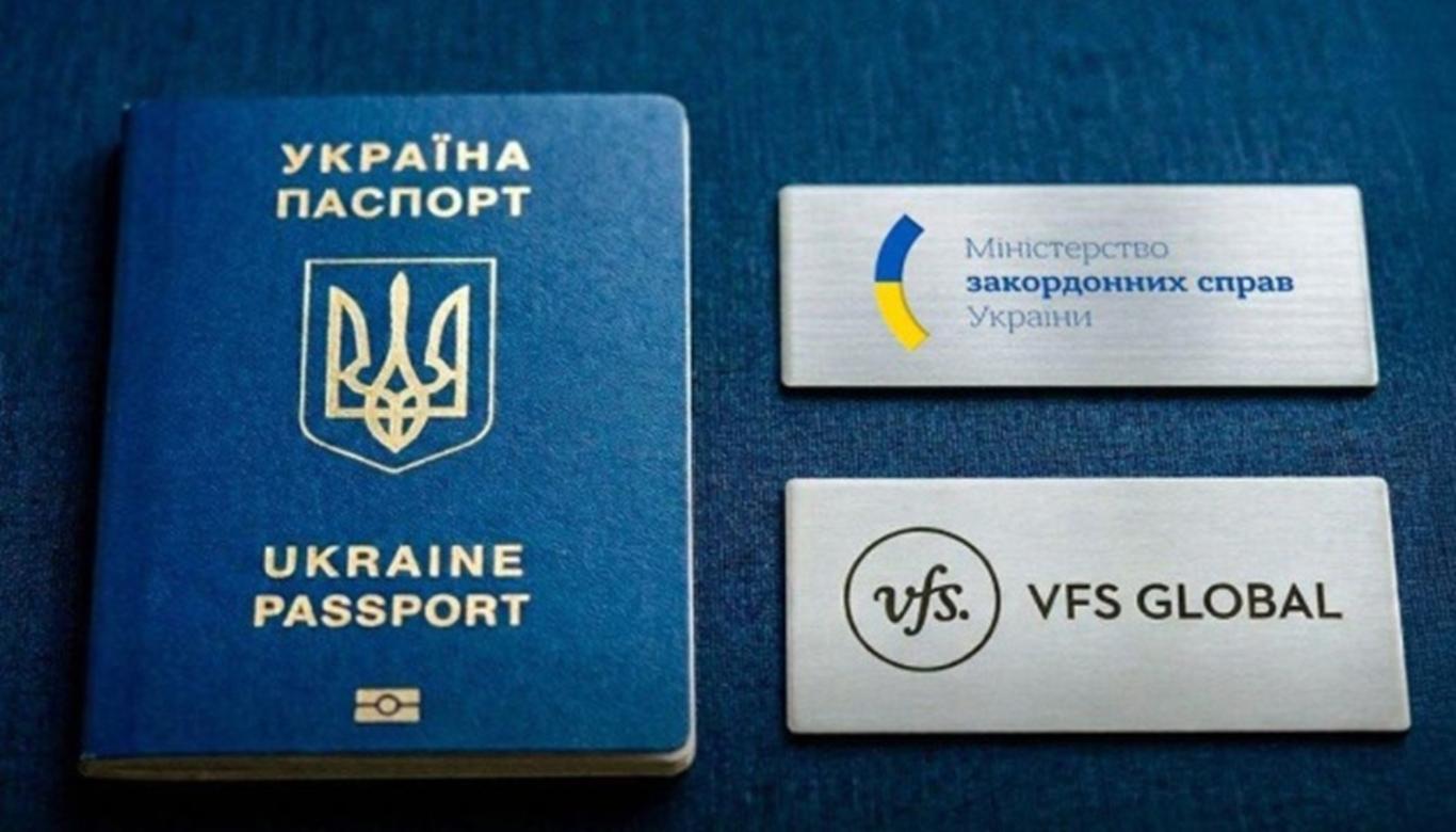 МЗС спрощує доставку паспортів українцям у трьох країнах